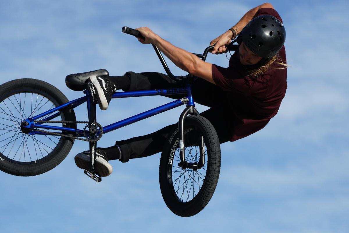 Image of Land vehicle, Vehicle, Bicycle, Freestyle bmx, Recumbent bicycle, Stunt performer etc.