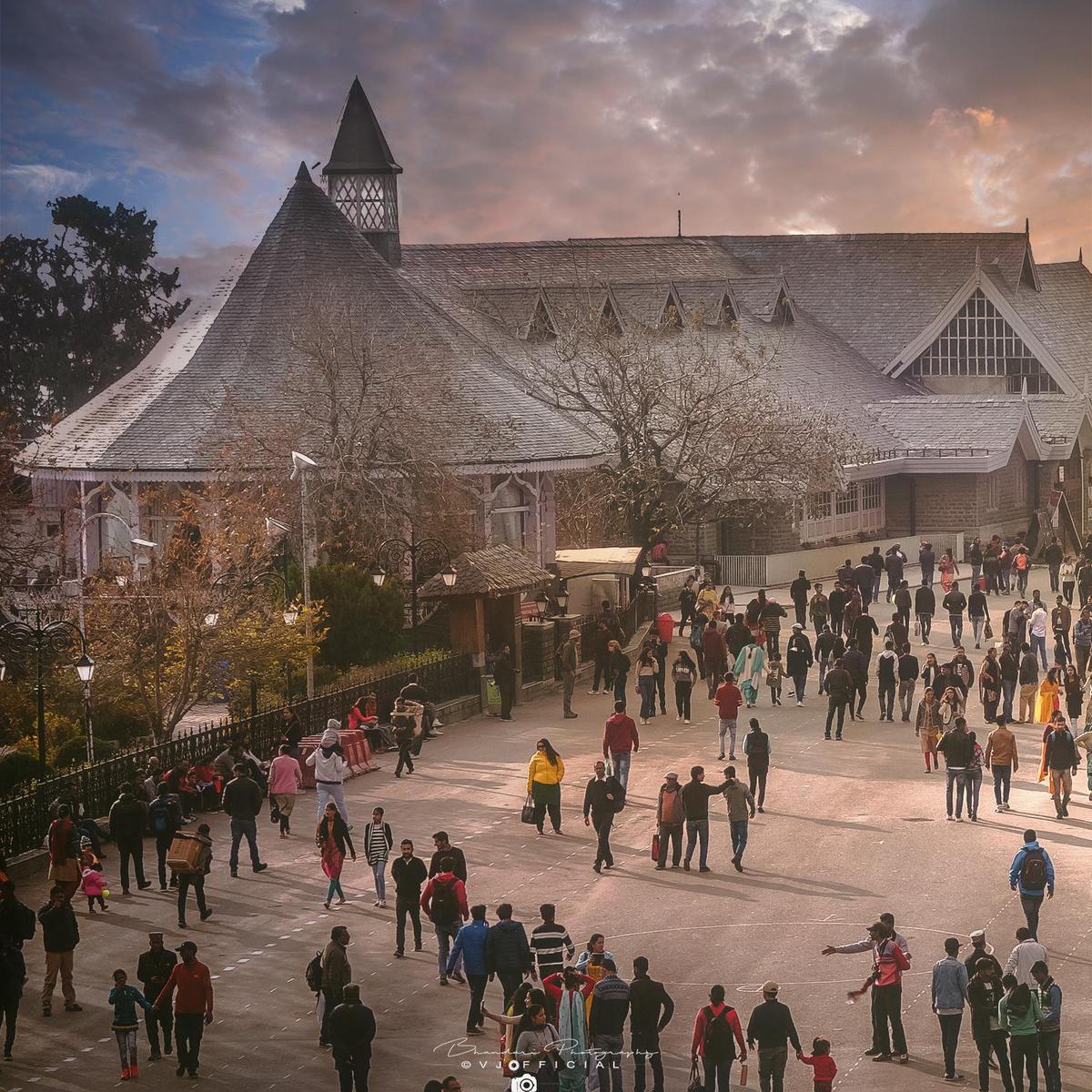 Image of Sky, People, Cloud, Mountain, Public space, Tourism etc.
