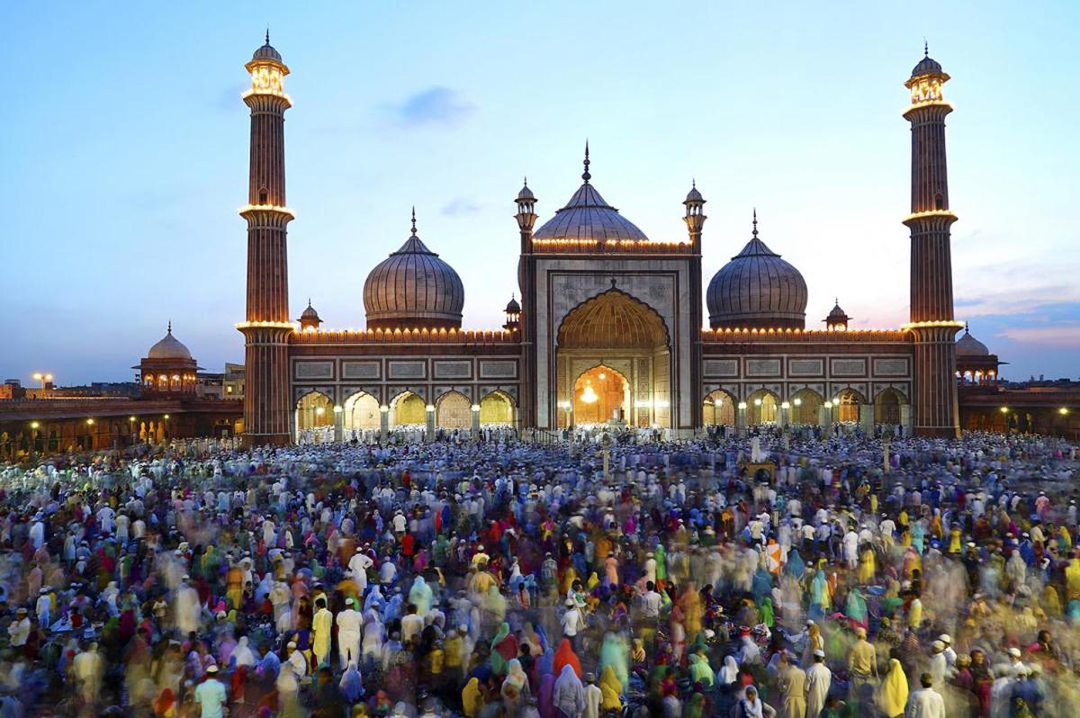 Image of Landmark, Mosque, Holy places, Place of worship, Pilgrimage, Crowd etc.