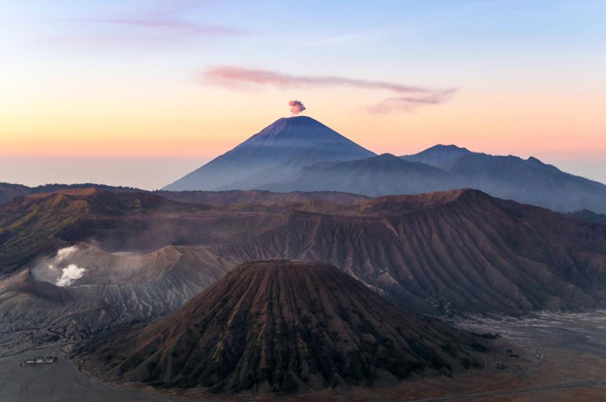 Image of Mountainous landforms, Stratovolcano, Lava dome, Shield volcano, Extinct volcano, Volcanic landform etc.