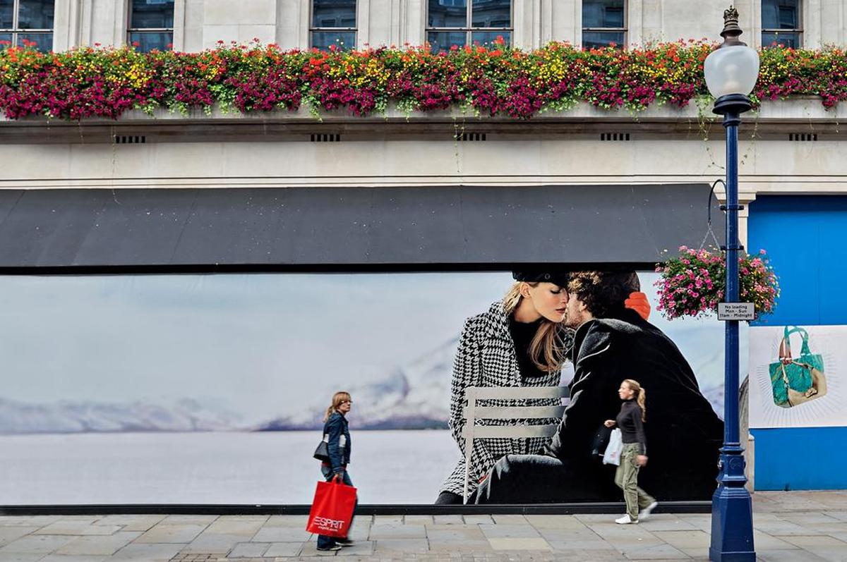 Image of Flower, Street light, Kiss, Street fashion etc.