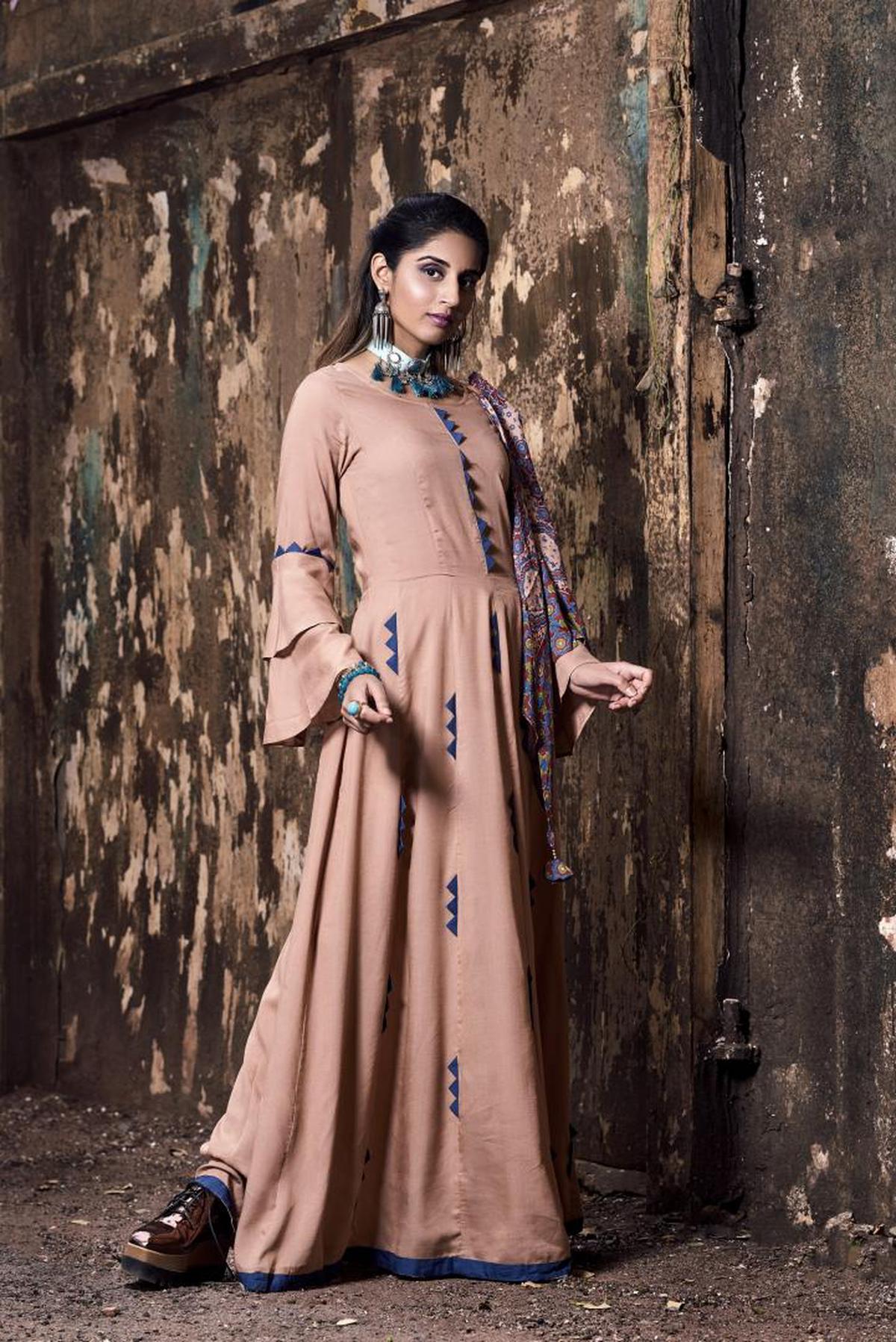 Image of Clothing, Formal wear, Lady, Fashion, Beauty, Brown etc.