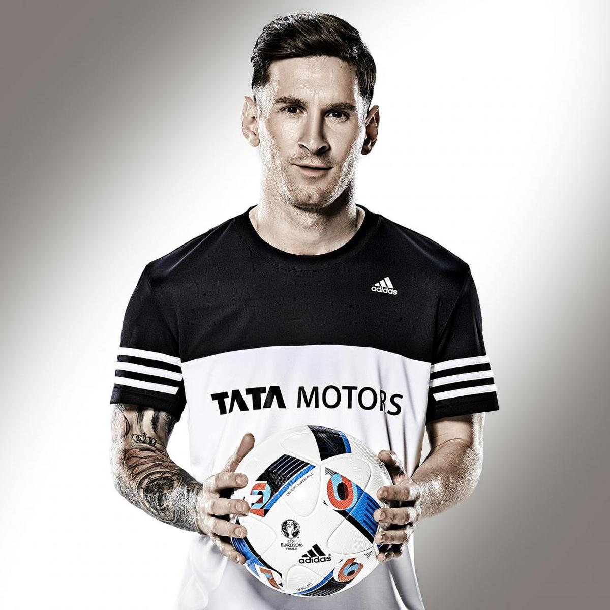Image of T-shirt, Clothing, Jersey, Sportswear, Player, Sleeve etc.