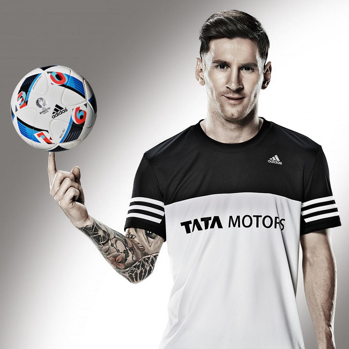 Image of T-shirt, Jersey, Soccer ball, Sportswear, Football, Player etc.