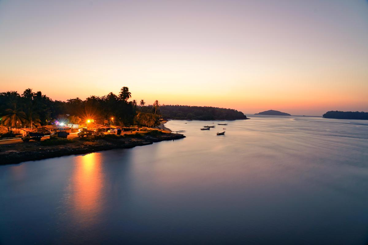 Image of Sky, Body of water, Water, Horizon, Nature, Water resources etc.